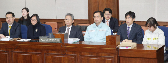 국정농단 사태의 주범으로 지목된 비선실세 최순실씨(앞줄 왼쪽 여섯번째)와 조카 장시호씨(두번째), 김종 전 문화체육관광부 2차관(네번째)이 17일 서울 서초동 서울중앙지방법원 법정에 출석해 피고인 석에 앉아있다.  사진공동취재단